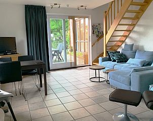 Helles Wohnzimmer in Cottage in Epen, Sdlimburg, Ferienhaus mit gemtlicher Sitzecke und Zugang zur Terrasse.