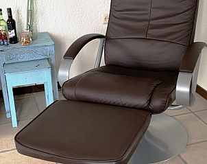 Relaxsessel im Ferienhaus in Epen, Sdlimburg, Ferienhaus mit modernem Stil und Beistelltisch.