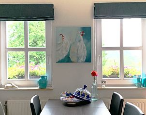 Esszimmer mit Kunst in Cottage in Epen, Sdlimburg, Ferienhaus mit Gartenblick und dekorativen Details.