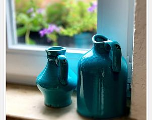 Dekorative Vasen in Cottage in Epen, Sdlimburg, Ferienhaus mit bunten Akzenten und Blick auf die Natur.