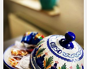 Detail des Geschirrs im Ferienhaus in Epen, Sdlimburg, mit bunten Mustern und Snacks.