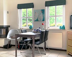 Essecke mit Kamin in Cottage in Epen, Sdlimburg, Ferienhaus mit moderner Einrichtung und gemtlichem Ambiente.