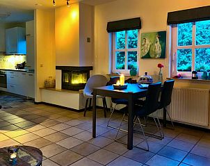 Gemtliche Abendbeleuchtung im Wohnzimmer des Ferienhauses in Epen, Sdlimburg, Ferienhaus mit warmer Atmosphre.