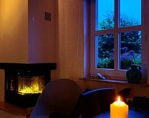 Stimmungsvoller Abend im Cottage in Epen, Sdlimburg, Ferienhaus bei Kerzenschein mit Gartenblick.