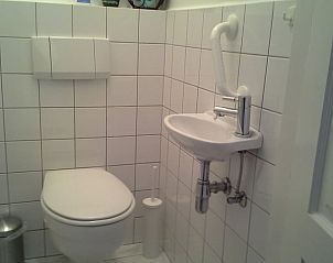 Modernes Badezimmer in einem Ferienhaus in Epen, Sdlimburg, mit schlichten weien Fliesen und praktischer Aufteilung.