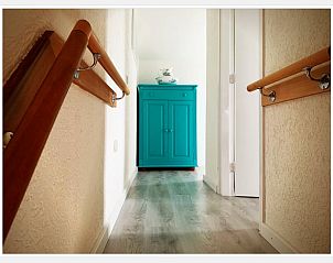 Heller Flur im Ferienhaus in Epen, Sd-Limburg, mit farbenfrohem Kleiderschrank und Holzdetails.