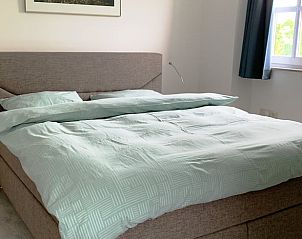 Gemtliches Schlafzimmer in einem Ferienhaus in Epen, Sdlimburg, mit groem Bett und natrlichem Licht.