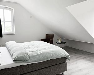 Gerumiges Schlafzimmer unter dem Dach in Cottage in Epen, Sdlimburg, Ferienhaus mit moderner Einrichtung und viel Licht.