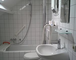 Stilvolles Badezimmer in einem Ferienhaus in Epen, Sdlimburg, mit modernen Annehmlichkeiten und weien Fliesen.