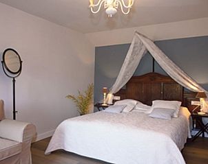 Attraktives Schlafzimmer im Cottage in Epen, Sdlimburg, mit elegantem Himmelbett und sanfter Beleuchtung fr einen entspannten Aufenthalt.