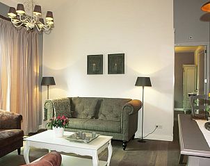 Stilvolles Wohnzimmer des Ferienhauses in Epen, Sdlimburg, mit bequemen Sofas und stimmungsvoller Beleuchtung.