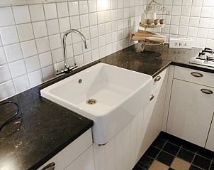 Moderne Kche im Huisje in Epen, Ferienhaus in Sdlimburg, mit groer Sple und glatten weien Fliesen.