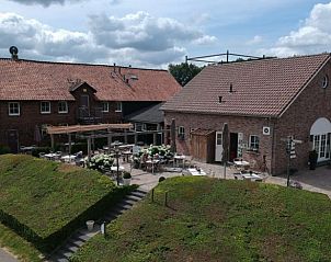 Vakantiehuisje in Epen, Zuid Limburg biedt een pittoresk terras met uitzicht op de groene omgeving, ideaal voor ontspanning in de natuur.