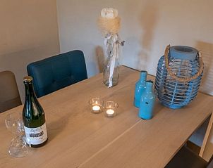 Gezellige eethoek in Vakantiehuisje in Epen, Zuid Limburg, met sfeervolle decoratie en een uitnodigende ambiance voor een ontspannen verblijf.