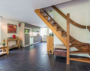 Moderne keuken en trap in Vakantiehuis De Smokkelaar bg 127, Simpelveld, Zuid Limburg.