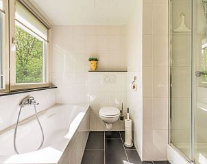 Stijlvolle badkamer met bad en toilet in Vakantiehuis De Smokkelaar bg 127, Simpelveld, Zuid Limburg.