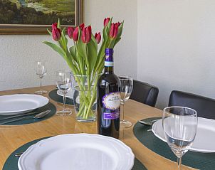 Eettafel met wijn en bloemen in Vakantiehuis De Smokkelaar bg 127, Simpelveld, Zuid Limburg.