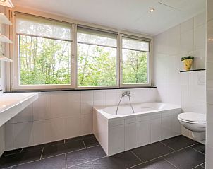 Luxe badkamer met groot raam in Vakantiehuis De Smokkelaar bg 127, Simpelveld, Zuid Limburg.