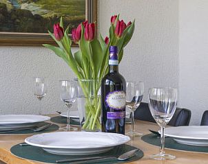 Gezellige eetkamer met kunst aan de muur in Vakantiehuis De Smokkelaar bg 127, Simpelveld, Zuid Limburg.