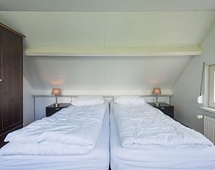 Slaapkamer met tweepersoonsbed in Vakantiehuis De Smokkelaar bg 127, Simpelveld, Zuid Limburg.