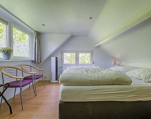 Ruime slaapkamer met extra zitruimte in Vakantiehuis De Smokkelaar bg 127, Simpelveld, Zuid Limburg.