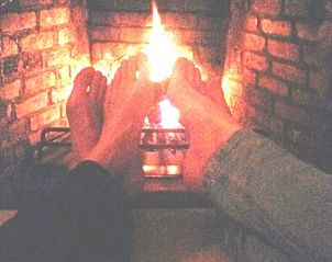 Romantische avond bij de open haard in Vakantiewoning 'in de Boomgaard', gelegen in het sfeervolle Oud Roosteren, Limburg.