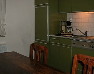 Moderne keuken in Vakantiewoning 'in de Boomgaard' in Oud Roosteren, voorzien van alle gemakken voor een comfortabel verblijf in Limburg.