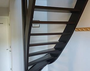 Houten trap in vakantiehuis Wittem, Zuid Limburg, met moderne afwerking.