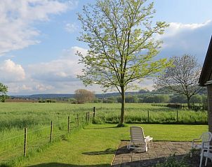 Terras met uitzicht op de weidse natuur bij Vakantiehuisje in Wittem, Zuid Limburg.