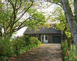 Oprit omgeven door bomen bij Vakantiehuisje in Wittem, Zuid Limburg.