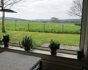 Panoramisch uitzicht vanuit de woonkamer van Vakantiehuisje in Wittem, Zuid Limburg.