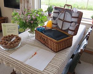 Picknickmand op tafel in Vakantiehuisje in Wittem, Zuid Limburg voor een gezellige maaltijd.
