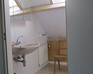 Kleine wastafel op de zolder in Vakantiehuisje in Wittem, Zuid Limburg.