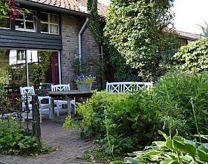 Gezellige tuin met terras bij Vakantiehuis in Beutenaken, Zuid Limburg, ideaal voor ontspanning.