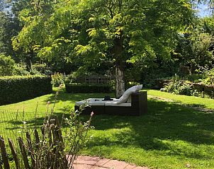 Luxe ligstoel in de tuin van Vakantiehuis in Beutenaken, Zuid Limburg, voor ultieme ontspanning.