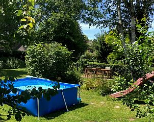 Zwembad in de tuin van Vakantiehuis in Beutenaken, Zuid Limburg, omgeven door groen en rust.