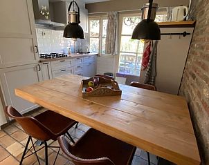 Gezellige keuken in Vakantiehuis in Beutenaken, Zuid Limburg, met moderne voorzieningen.