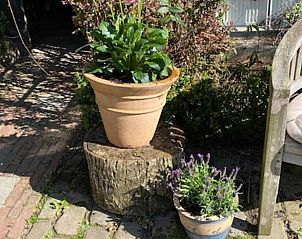 Zonnige zithoek buiten bij Vakantiehuis in Beutenaken, Zuid Limburg, voor ontspanning in de natuur.
