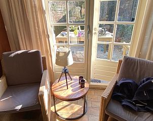 Comfortabele leeshoek in Vakantiehuis in Beutenaken, Zuid Limburg, met uitzicht op de tuin.