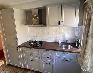 Moderne keuken in Vakantiehuis in Beutenaken, Zuid Limburg, met stijlvolle afwerking.