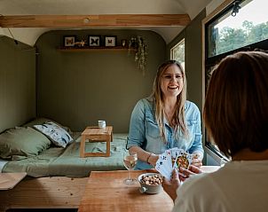 Gasten genieten van een kaartspel in Huisje in Wahlwiller, vakantiehuis in Zuid Limburg, met uitzicht op de natuur.