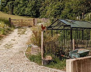 Landelijke toegangspoort naar Huisje in Wahlwiller, vakantiehuis in Zuid Limburg, omgeven door natuur.