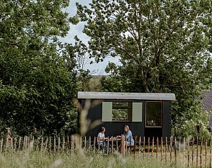Buitenaanzicht van Huisje in Wahlwiller, vakantiehuis in Zuid Limburg, met gasten op het terras.