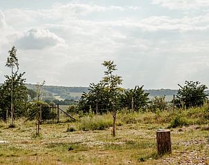 Panoramisch uitzicht vanaf Huisje in Wahlwiller, vakantiehuis in Zuid Limburg, met weelderige natuur.