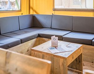 Gezellige zithoek in Safaritent 6B, een glamping lodge in Mierlo, De Peel, Noord Brabant, ideaal voor ontspannen verblijf in de natuur.