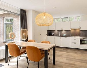 Keuken in vrijstaande woning in Vlierden, vakantiehuis De Peel, Noord Brabant met moderne apparatuur.