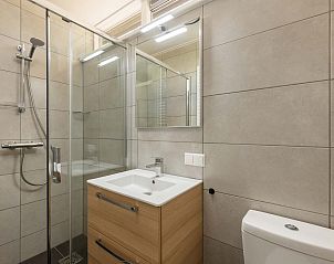 Buitenzijde van vrijstaande woning in Vlierden, vakantiehuis De Peel, Noord Brabant omgeven door groen.