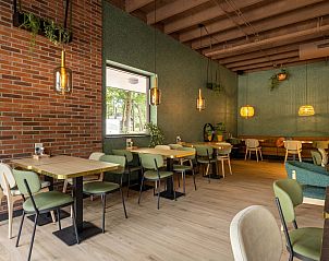 Zonnig terras bij vrijstaande woning in Vlierden, vakantiehuis De Peel, Noord Brabant met comfortabele zitplaatsen.