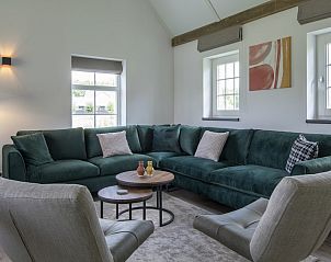 Stijlvolle woonkamer in Wellnessvilla 10, een luxe vakantiehuis in Someren, De Peel, Noord Brabant met comfortabele zithoek.