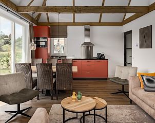 Moderne woonkamer van vakantiehuis Villa 6A in Someren, De Peel, Noord Brabant met open keuken en uitzicht op de groene omgeving.